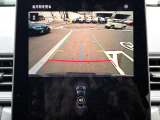 バックカメラ画像を表示、駐車時の安全性がより高まります。