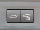 両手が荷物で塞がっている時にはコレ!パワーバックドアで開閉ラクラクです。バックドアに手が届かない時も、リモコンで開閉の操作が可能です。もちろん、荷物もたっぷり積めます。