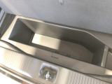 【ラゲッジルーム収納】荷室下に収納スペースを装備。小物をすっきり整理できる便利な装備です。