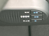 視界を確保するワイパー操作は、安全運転の基本。ワンタッチで操作できるレバーは、雨天時でもスムーズな視界確保を助けてくれます。