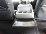 マルチセンターコンソールには、格納式後席テーブル機能が付いています。