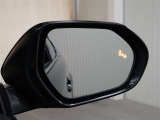隣車線を走る車両をレーダーで検知し、ドアミラーでは確認しにくい後側方エリアに存在する車両に加え、急接近してくる車両も検知します。車両を検知するとドアミラーに搭載されたLEDインジケーターが点灯します。