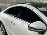 視認性が高い純正ミラーを採用しております。安全に運転が出来る様、一つ一つの部品に拘っているのがメルセデス・ベンツです。