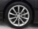 18インチアルミホイール(スーパークロームメタリック塗装)を装着しています。タイヤサイズ235/45R18
