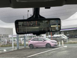 【インテリジェントルームミラー】リアカメラの画像を液晶モニター(ルームミラー)に写して、後部座席の人で視界が遮られたり、夜間や悪天候の時なども、クリアな後方視界を確保するため安心です。