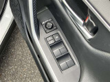 運転席扉内側部分です。【パワーウィンドウ】で窓の開け閉めもラクラクですね!