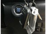 スマートキーを携帯していればキーを取り出さずにドアを施錠&解錠。クルマの始動も可能です。