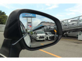 車線変更時の見えにくい斜め後方の死角からの車両接近をドアミラーのランプでお知らせしてくれるブラインドスポットモニター