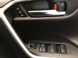 運転席は、ドライバー2名分のシートポジションを記憶・再現できるメモリー機能を搭載しています。