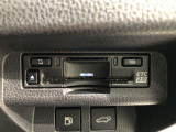 【ETC2.0装着車】カーナビと連携させることで全国の「ITSスポット」と双方向通信し渋滞を回避するルートを案内します。情報配信を受けるたびに最速のルートを再検索。料金所もストレスなく通過できます。