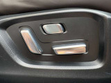 運転席は10Wayの電動シートになっています。ドライバーの体格に合わせたドライビングポジションを設定出来ます。また、2人分のポジションをメモリー出来るのでいつでも自分のポジションに戻せます♪
