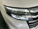 白く明るい光で夜間走行をサポートするLEDヘッドランプを搭載
