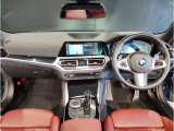 BMWの運転席はドライバーオリエンテッドという構造を採用。ドライバー目線の操作がしやすい設計になっており、ドライブ中にも目線の移動が少なく運転中にも簡単に操作ができます。