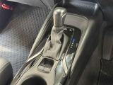 【電動パーキングブレーキ】条件を満たした場合に従来のパーキングボタンやレバーを引かなくてもパーキングに自動的に入り、発進状態の条件を満たした場合には自動でパーキングブレーキが解除されます