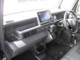 水平基調のインパネは運転者の広い視覚を確保しています。右左折時に歩行者の存在を気づきやすい工夫もされています。