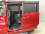 【両側オートスライドドア】子供を乗せたりするのにも隣のお車を気にせずストレスフリー★雨の日などはリモコンキーからドアの開閉ができとても便利な両側オートスライドドア★