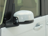 ◆ドアミラーウインカー◆ドアミラーにウインカーを装備しています。対向車に自身の進行方向を合図し安全に運転できます。