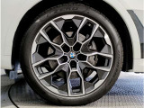 BMWの純正アロイホイールは軽量かつ強度にも優れているホイールで走行性能を引き上げる設計になっております。足元にもBMWは妥協がなくこだわっている個所になります。