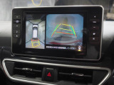 パノラマモニター画面。シフトレバーのRポジションに連動して車両周囲を映し出します。