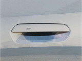 【スマートキー】車両のキーをカバンやポケットに入れたまま、お車の開閉が可能で御座います。お車の前に立ってキーを探す必要が御座いません。