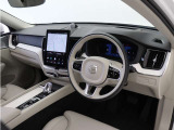 インストルメントパネルは僅かに運転席側へと傾けられているほか、余計なスイッチ類を可能な限り排し、運転に集中しやすい環境を造り出しています。