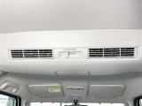 【リアエアコン】後部座席でも快適に過ごすことができます。