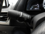 レバーをAUTOの位置にしているとき、レインセンサーが雨を感知すると、雨量に応じてワイパーが自動で作動してくれるオートワイパーを装備!設定変更で非作動にすると、間欠作動に固定されます。