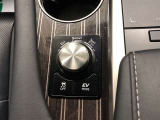 【ドライブモードセレクトスイッチ】状況や気分に合わせて走りのテイストを変更可能!ダイナミックな加速を楽しみたい時、穏やかに走りたい時など最大5つの走行モードから選択できます。