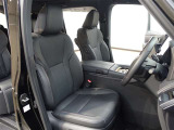 高いホールド性で運転姿勢が安定します。長距離ドライブでも疲れにくいのが魅力です。快適なドライビングライフをお送りください♪