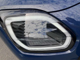 【LEDヘッドライト】先進のテクノロジーを採用し、照射される白色光の周波特性は太陽に近く、自然な明るさで夜道を明確に照らし出します。夜間はもちろん悪天候の日中でも優れた視認性を発揮し、安全性を高めます。