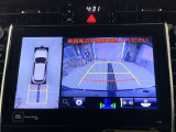 車庫入れの苦手な方にバック時のサポートバックモニター、パノラミックビューモニター付き。※カメラが映し出す範囲は限られています。必ず車両周辺の安全を直接確認してください。