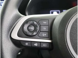 ステアリングスイッチ付き。前方から目を離すことなく操作することが可能です。