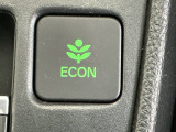 ECONスイッチ操作でエンジンやミッション、エアコンなどを総合的に制御、燃費をよくするようクルマが頑張ります。