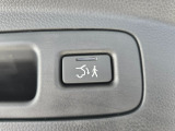 荷物を取り出して車から離れると自動で閉まる機能です。両手が塞がっている際もスムーズに対応できます。