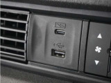 ◆USB接続端子◆スマホやiPodなどを接続して、いつもの音楽を車内でもお楽しみいただけます♪