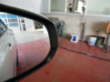 隣車線を走る車両をレーダーで検知し、ドアミラーでは確認しにくい後側方エリアに存在する車両に加え、急接近してくる車両も検知します。車両を検知するとドアミラーに搭載されたLEDインジケーターが点灯します。