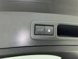 電動式バックドアです。 荷物を持ったままでもボタン一つで自動的に開け閉めできるので便利ですよ。 挟み込み防止機能も付いていますのでお子様の手や荷物を挟み込むのを防いでくれますよ。