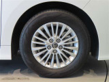 純正のアルミホイール装着車です。タイヤサイズ225/65R17です。