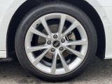 17インチ純正アルミホイール装備 全車両に標準装備の純正アルミホイールは、純正ならではのバランスの良いデザインと、走行安定性をお楽しみ頂けます。
