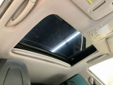 解放感溢れる【サンルーフ】☆車内には爽やかな風や太陽の穏やかな光が差し込みます☆