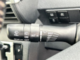 【オートワイパー(AUTO)】雨が降り出した時に、雨滴検出用センサー(レインセンサー)が雨滴を感知すると、自動でワイパーが動作します。