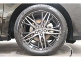 純正のアルミホイールが足元を飾ります!タイヤサイズは25/50R18でございます。