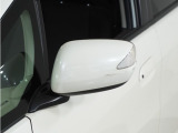 ◆ドアミラーウインカー◆ドアミラーにウインカーを装備しています。対向車に自身の進行方向を合図し安全に運転できます。