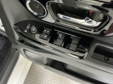運転席のスイッチで全てのウィンドウの開閉操作を行うことができます。ロックボタンをONにしておくと、運転席以外のウィンドウは作動しないのでお子様を乗せているときなども安心ですね♪