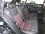 内装工程では、中古車を気持ちよくお乗りいただけるよう清掃しています。ニオイの元となるフロアカーペットまで洗浄・消臭済み?