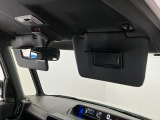 【サンバイザー】車内で身だしなみを整えるためのバニティミラーがセット。お化粧直しや髪型のチェックに活用できます。