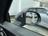 サイドアシスト装備 ドライバーの死角を並走する車両を検知します。ドアミラーの内側のLEDが点灯・点滅して事故の危険を知らせます。