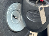 【キーレス】少し離れた場所からでもボタン一つでドアの開錠・施錠ができるのでとっても便利!ドアの鍵穴周りに傷をつけることもありません♪