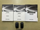 メンテナンスノートおよび備え付けのカギの画像になります。これまでの点検・整備履歴が確認できるメンテナンスノートが揃っており、車両の管理状況が分かりやすくなっています。