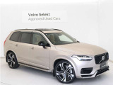 Volvo Cars appで車にリモートアクセスして、空調機能の操作や車の施錠・開錠、ソフトウェア更新などが可能です。エアコンやシートヒーターを操作して、出発前に車内を快適な温度に整えられます。